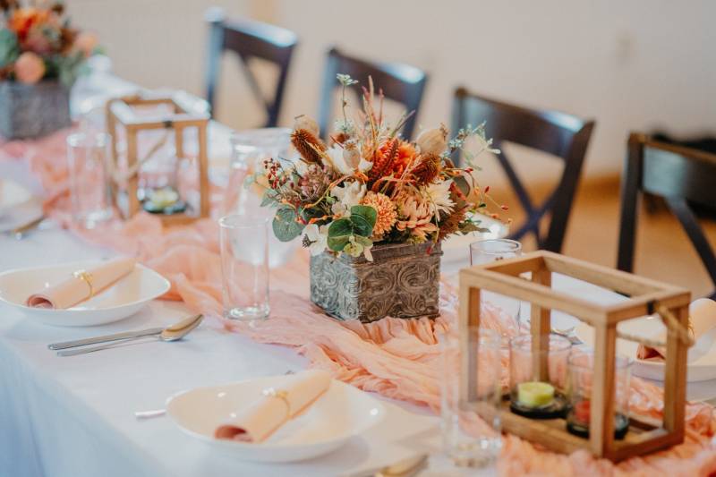 Dining in gastro spaces with floral decorations and wooden lanterns.