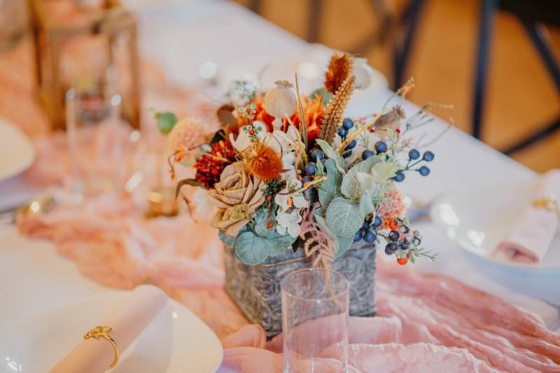 Floral decoration on the table with delicate pink details in dining areas.