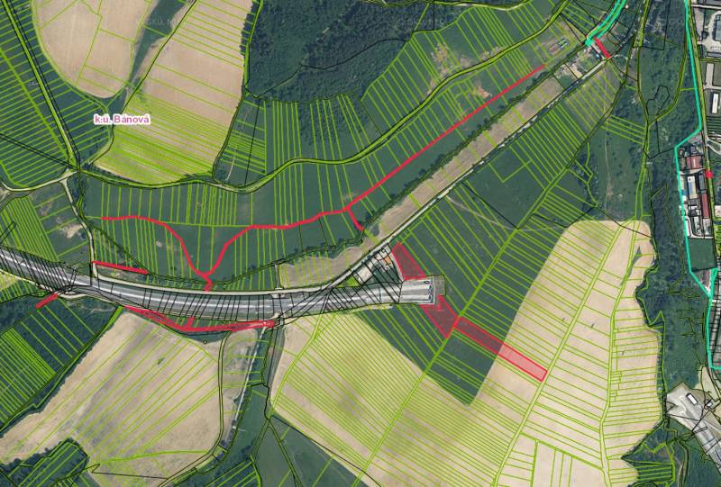 A map of plots with green contours and areas marked in red in Žilina.