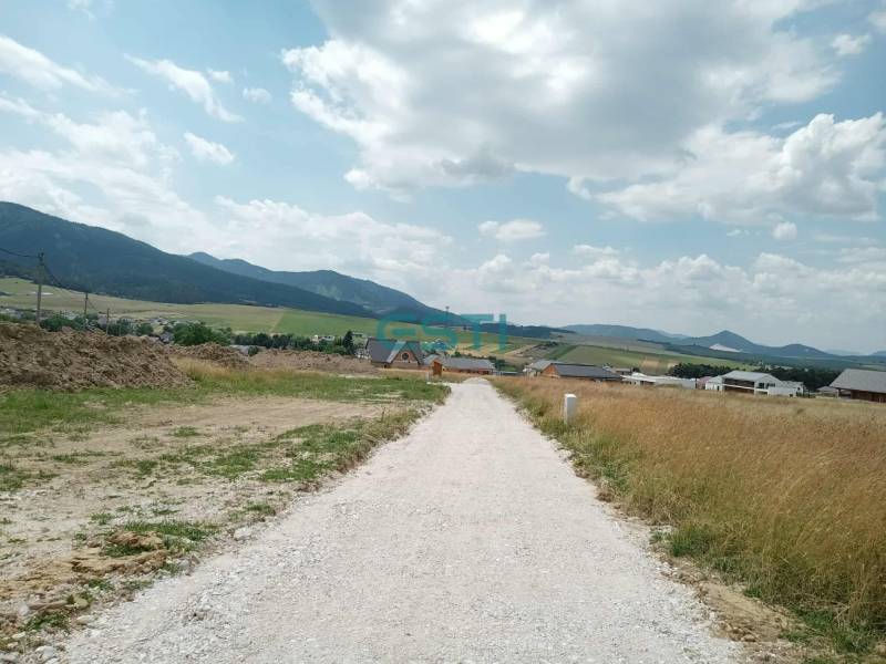 Road to houses in Kunerad with a view of the mountains and plots - living.