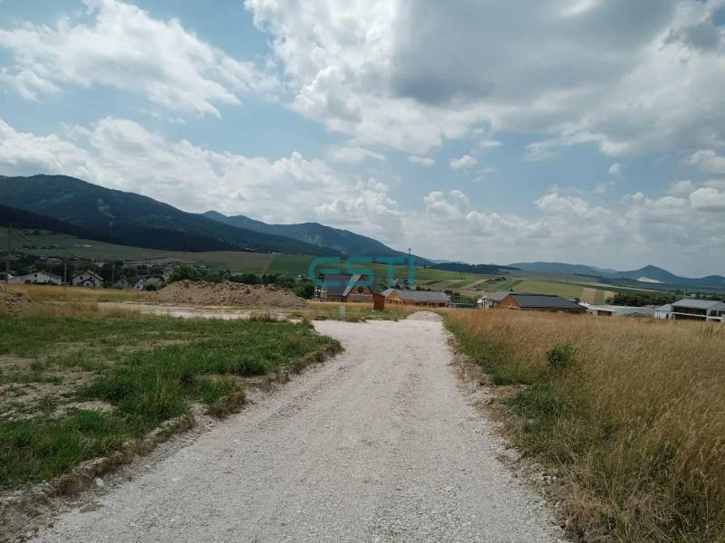 A stone path leads to the houses in Kunerad, residential plots surrounded by beautiful countryside.