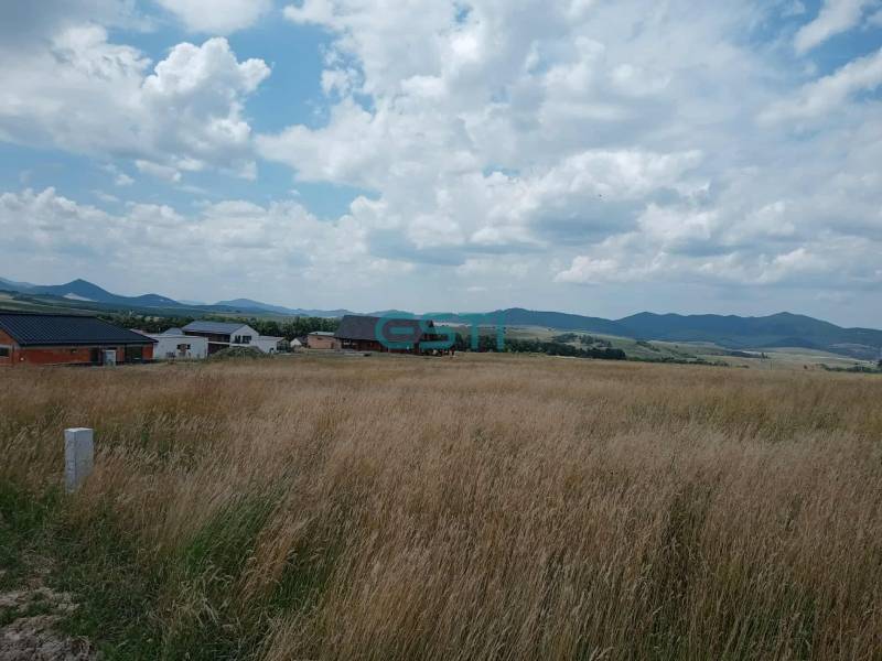 Land - housing in Kunerad, open countryside with houses and hills on the horizon.