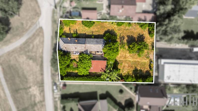 Aerial view of a residential plot in Dobrohošť with a house and vegetation.