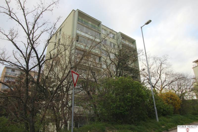 The apartment building on Na Revíne Street in Bratislava - Kramáre offers 3-room apartments.