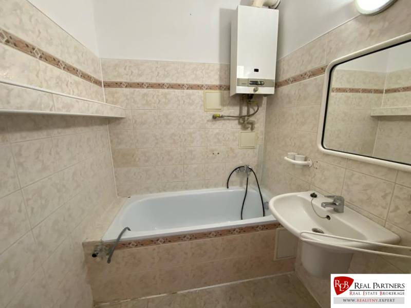 Bathroom in a 3-room apartment on Na Hrebienku street, equipped with a bathtub and a gas boiler.