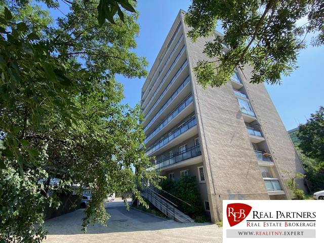 The apartment building on Na Hrebienku Street offers a 3-room apartment, surrounded by greenery.