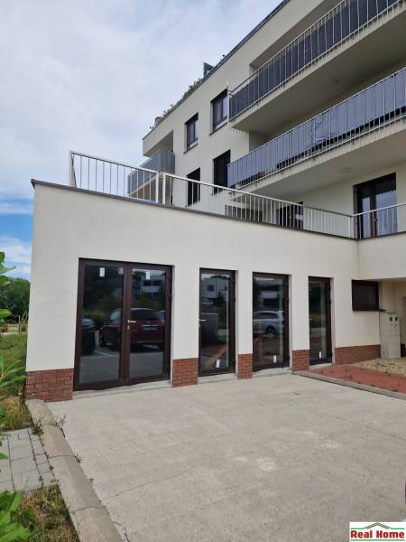 A building on Vtáčia Street in Senec with potential for gastro spaces.