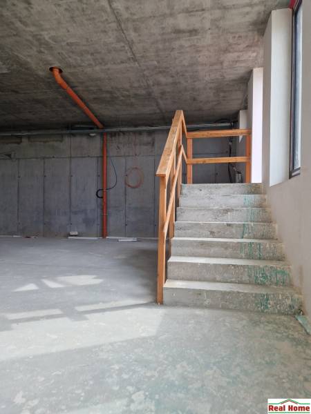 A staircase with a concrete surface in the interior of gastronomic spaces.