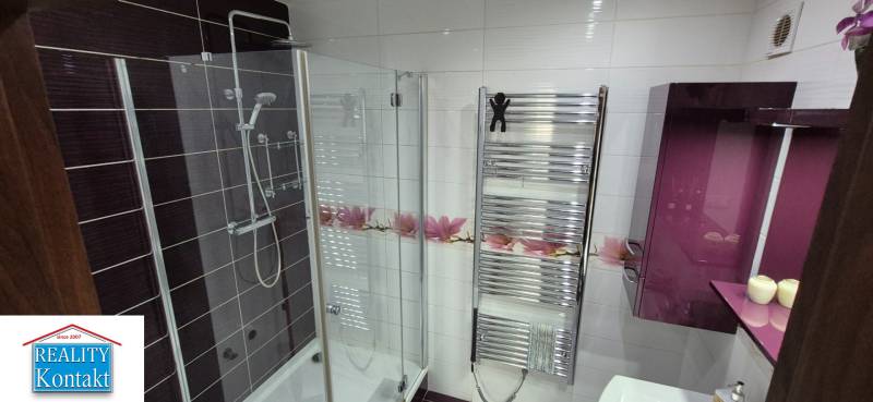 Bathroom with a shower, mirror cabinet, and tiles with decor.