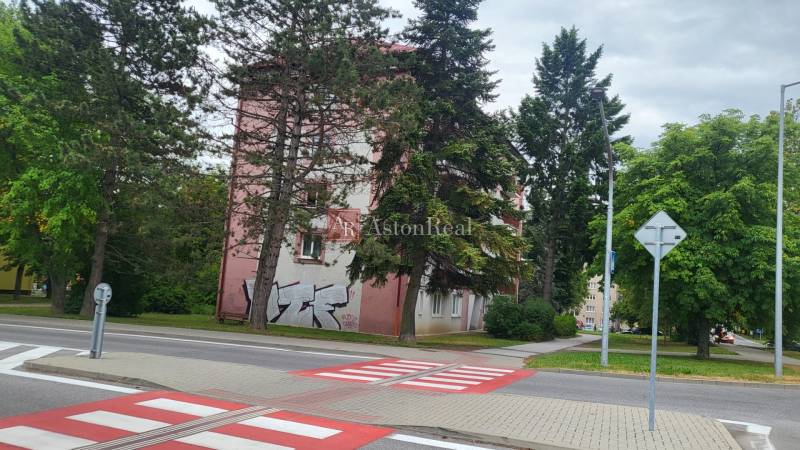 Brick 3-room apartment on Topoľová Street in Poprad with surrounding greenery.