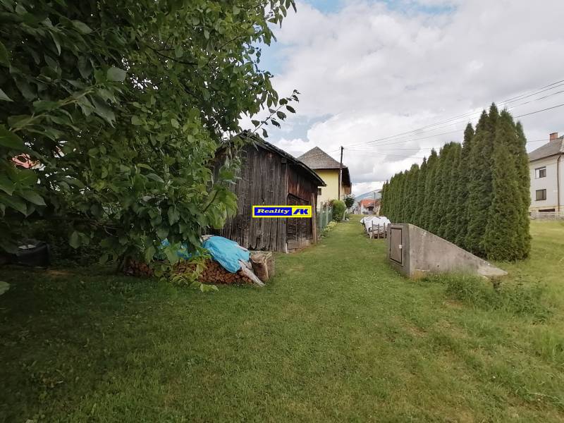 Rodinný dom v Mošovciach, Turčianske Teplice s veľkou záhradou a prístavbou na drevo.