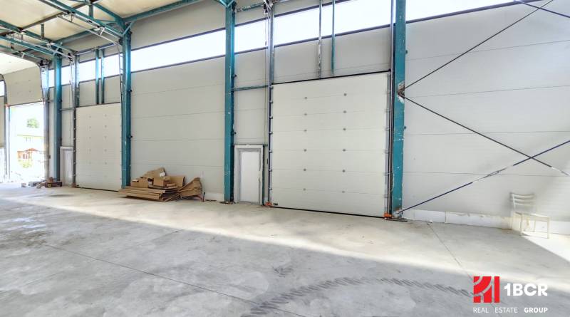 Open space with high ceilings and warehouse equipment in commercial premises.