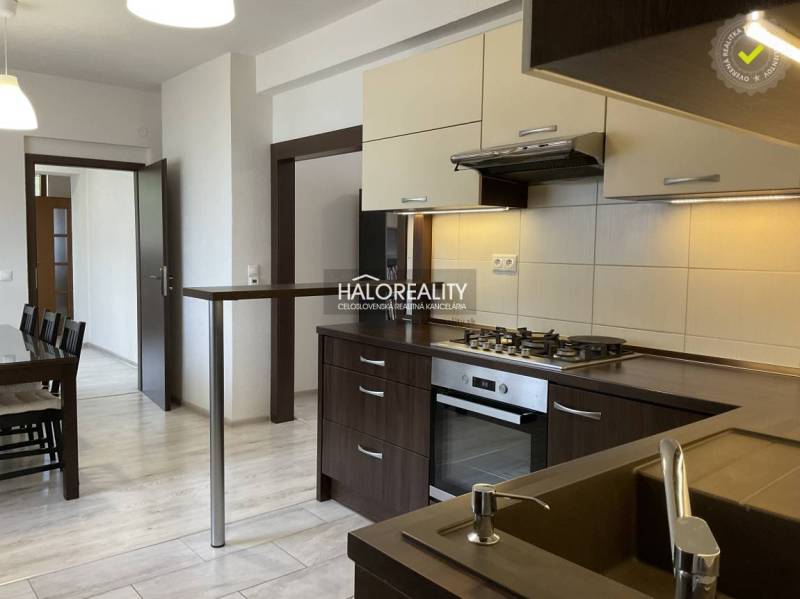 A kitchen in a family house with a modern kitchen unit and built-in appliances.