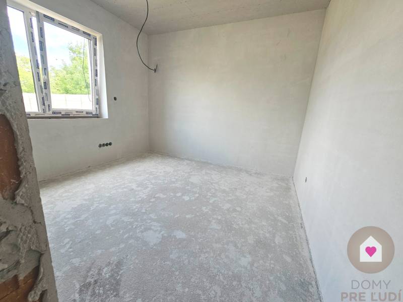 A spacious room in a family house being prepared for interior finishing.