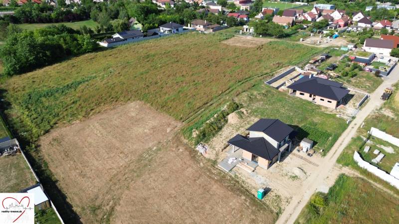 Construction of houses on Krátka Street in Alekšince, with a view of different stages of the building process.