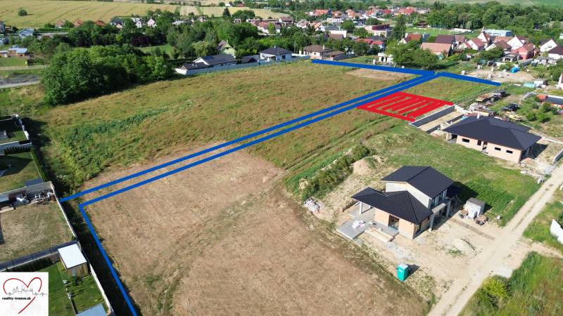 Construction of houses on Krátka Street in Alekšince in a vast green area.
