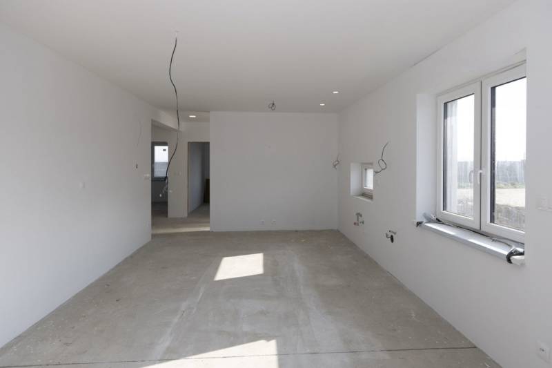 An empty room in a family house with multiple cables and an open window.