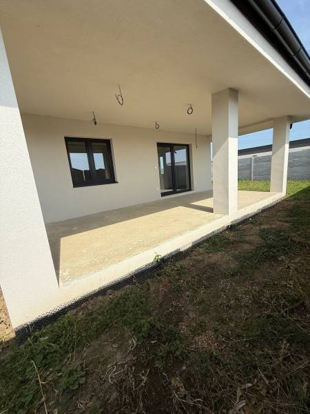 A family house in Galanta Košúty with a terrace and white columns.