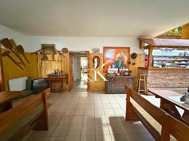 Rustic gastro spaces with wooden furniture and decorations, suitable for a pleasant gathering.