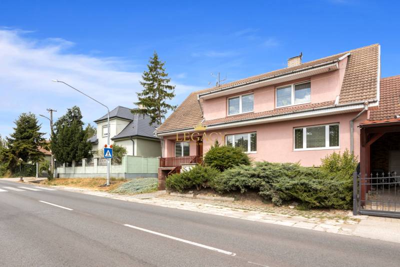 A family house in Vinosady with a garden, located on the main road and near a pedestrian crossing.