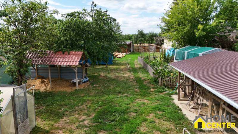 A garden with shelters and trees in a family house in Kolárovo.