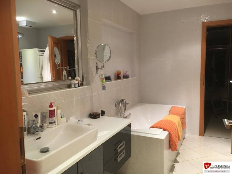 Bathroom with a bathtub and a sink in a 3-room apartment.