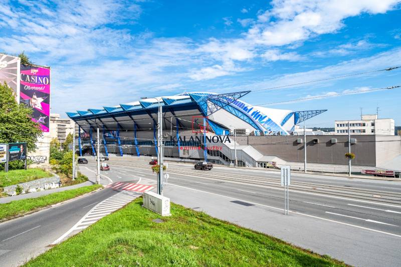 In Košice, in the Juh district on Žižkova Street, a sports arena can be seen with a clear sky.