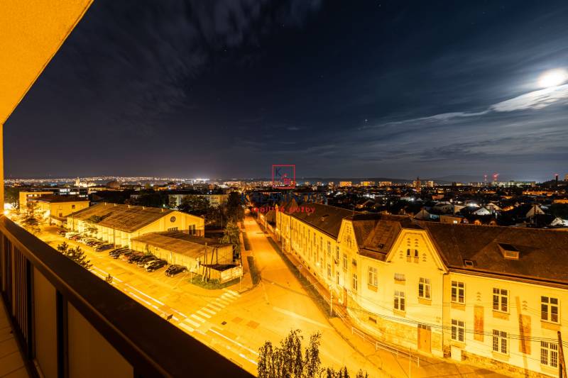 Night panorama from a 3-room apartment with a view of Košice - Juh district, Žižkova Street.