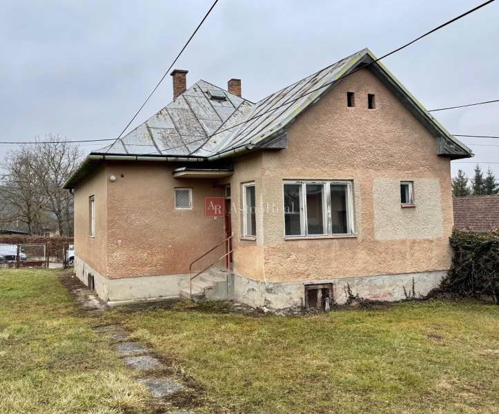 An older house on Lietavská Lúčka street surrounded by a lawn, suitable for a 3-room apartment.