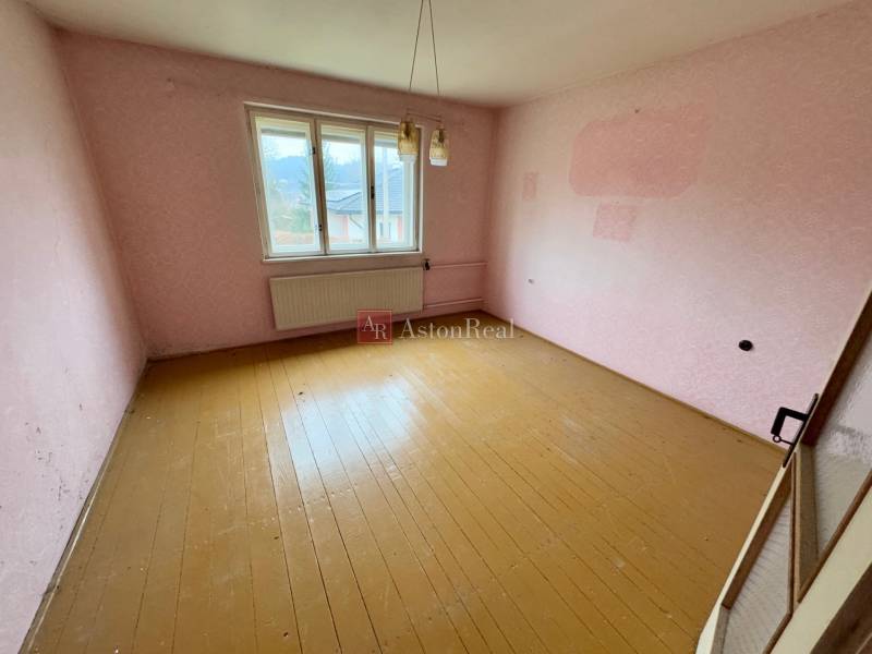 A room in a 3-room apartment, red walls, wooden floor on Lietavská Lúčka street.