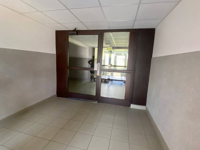 Entrance hallway with tiles and glass doors in a 3-room apartment.