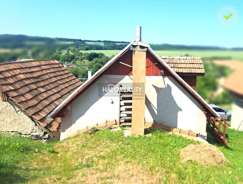 A cottage in Hontianske Trsťany, surrounded by nature and picturesque landscape, offers relaxation.