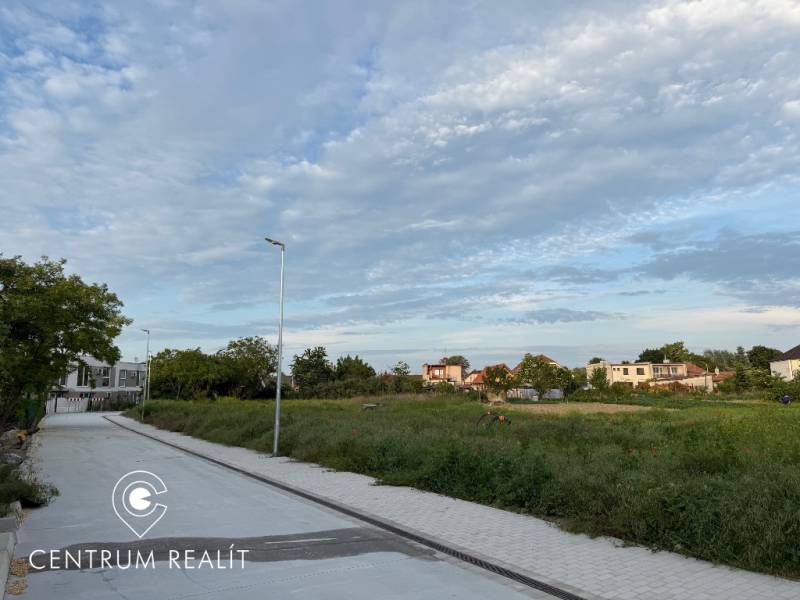 Cintorínska Street in Malinovo offers residential plots with greenery and infrastructure.