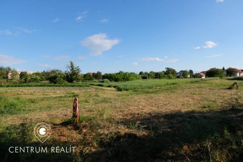 A residential plot on Cintorínska Street in Malinovo, with a view of greenery.