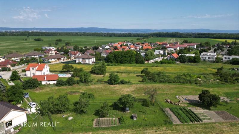 Plots - living in Malinovo surrounded by nature and neighboring houses, ideal for family life.