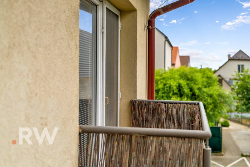 The balcony of a 3-room apartment on Hlavná Street in Rovinka with a view of greenery.