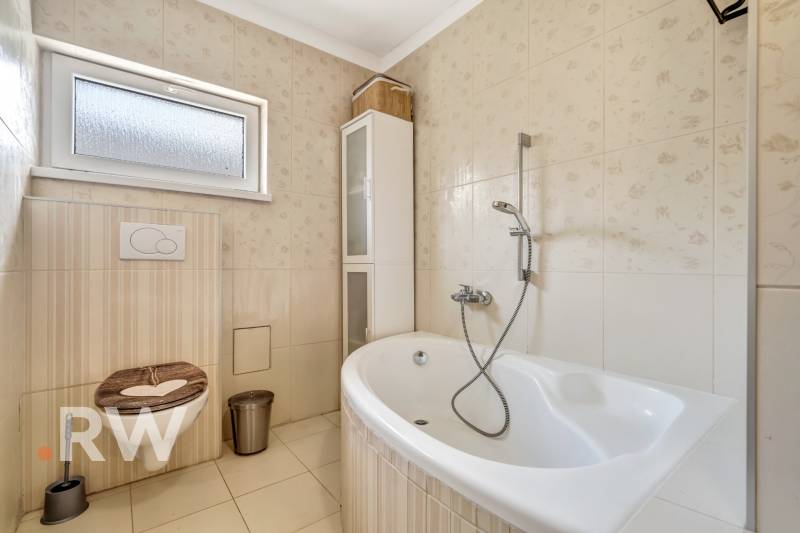 Bathroom with a bathtub and toilet in a 3-room apartment.