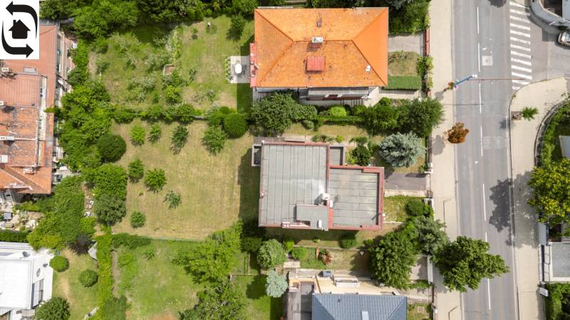 A family house on Mudroňova Street in Bratislava – Staré Mesto, surrounded by greenery and a garden.
