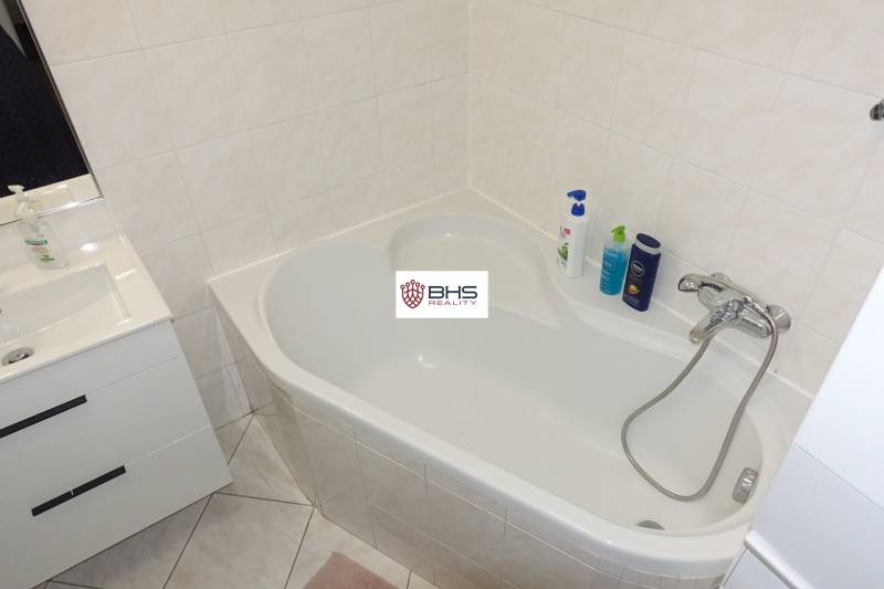 Bathroom with a bathtub and a sink in a 3-room apartment.