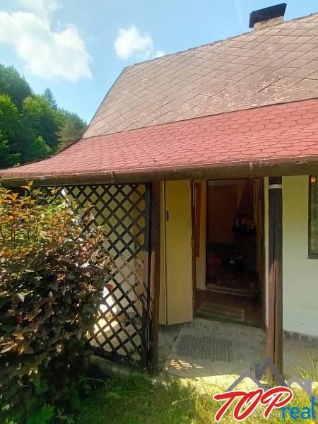 Cottage on Ružín in Malá Lodina with a wooden pergola and natural surrounding environment.