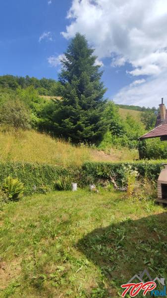 A beautiful garden at the cottage in Malá Lodina on Ružín, with a view of the slope.