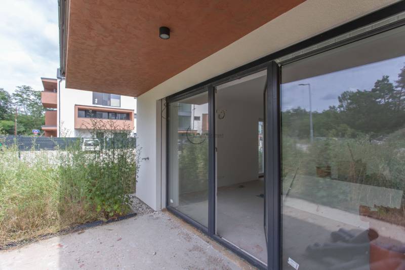 Garden and entrance to a 2-room apartment on Javorová Street in Kostolište.