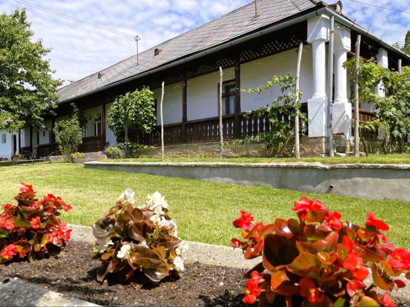 A family house in Pányok with a beautifully landscaped garden and flower beds.
