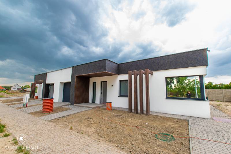 A family house on Vrakúň Street in Dunajská Streda with an uninhabited yard and a cloudy sky.