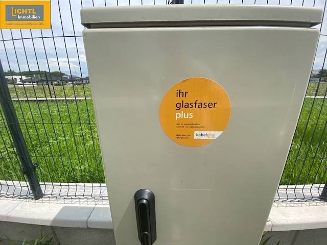 The cabinet on Untere Hauptstraße in Potzneusiedl for fiber optic internet next to a 5 or more room apartment.