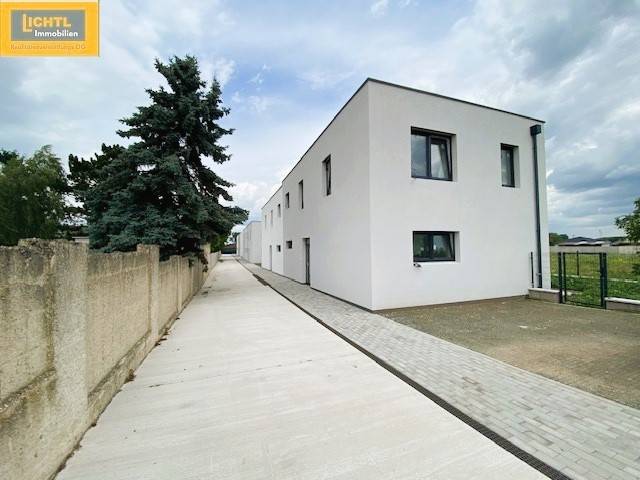 Exterior of the building on Untere Hauptstraße in the town of Potzneusiedl, 5 or more room apartment.