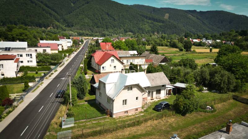 Family houses in Konská surrounded by nature and hills, with the main road in the village.