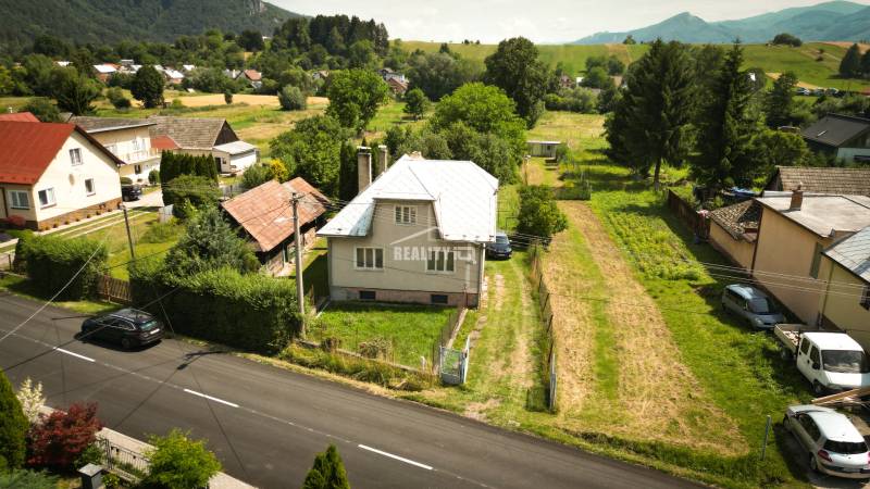 A family house in Konská with a spacious plot, surrounded by greenery and other houses.