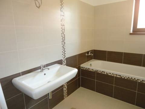 Bathroom with a sink and a bathtub in a 3-room apartment.