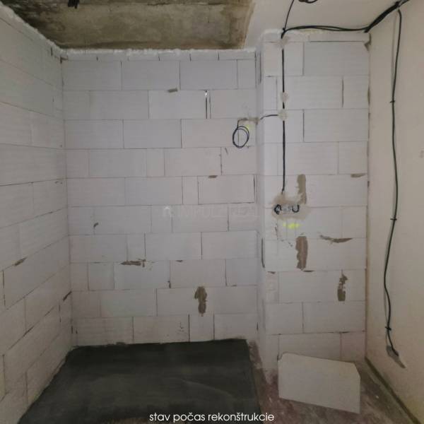 The state of renovation in a 2-room apartment, unfinished walls and electrical installation.